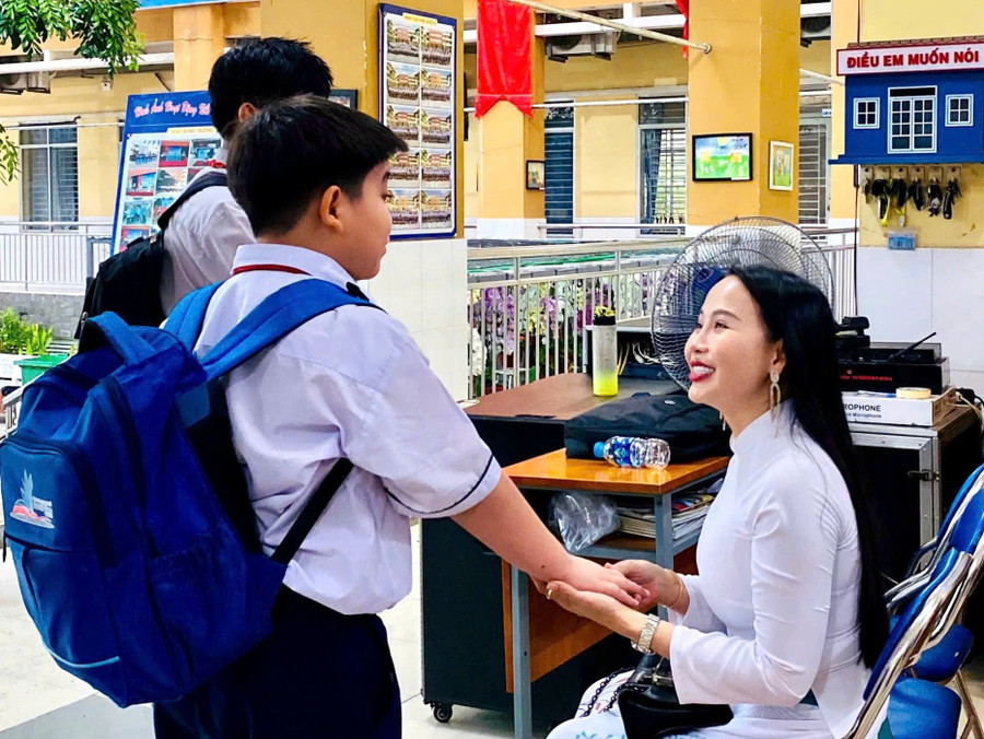 TS Minh luôn sẵn sàng "bắt trend" để theo kịp và hiểu rõ tâm lý của các học trò. Ảnh: NVCC TS Minh luôn sẵn sàng "bắt trend" để theo kịp và hiểu rõ tâm lý của các học trò. Ảnh: NVCC