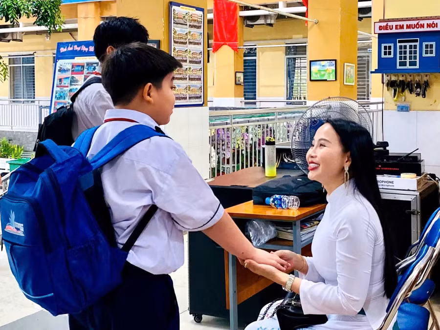 TS Minh luôn sẵn sàng "bắt trend" để theo kịp và hiểu rõ tâm lý của các học trò. Ảnh: NVCC