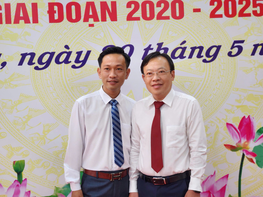 Ông Lê Thanh Tú - Trưởng ban quản lý dự án các Mô hình giáo dục của Gtel và ông Trần Tuấn Khanh - Phó Giám đốc Sở GD&ĐT tỉnh An Giang z6658191123334-827e068936a1685b3fde015d8b0352f8.jpg