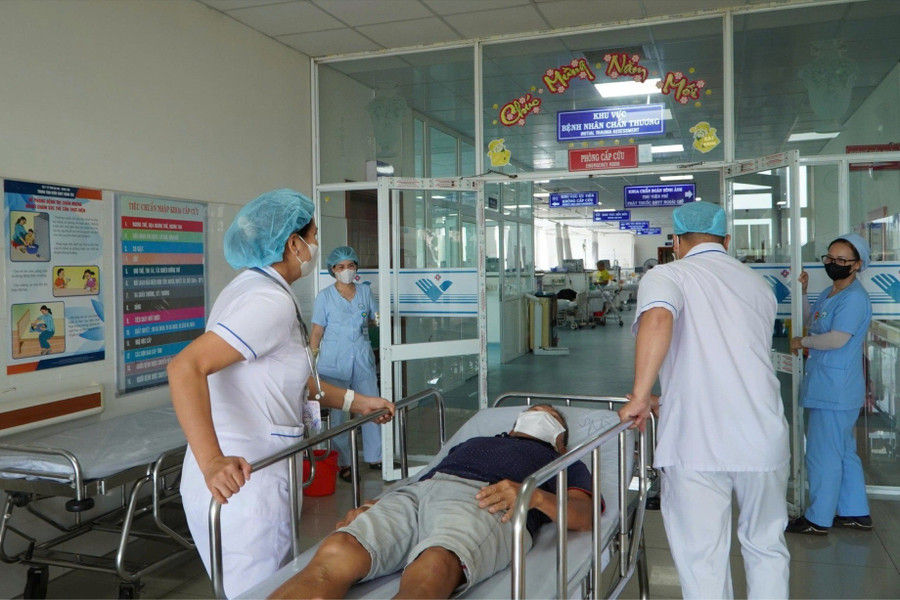 Các bệnh nhân nghi hít phải khí Clo được đưa đến bệnh viện cấp cứu và thăm khám kịp thời. Ảnh: Minh họa.