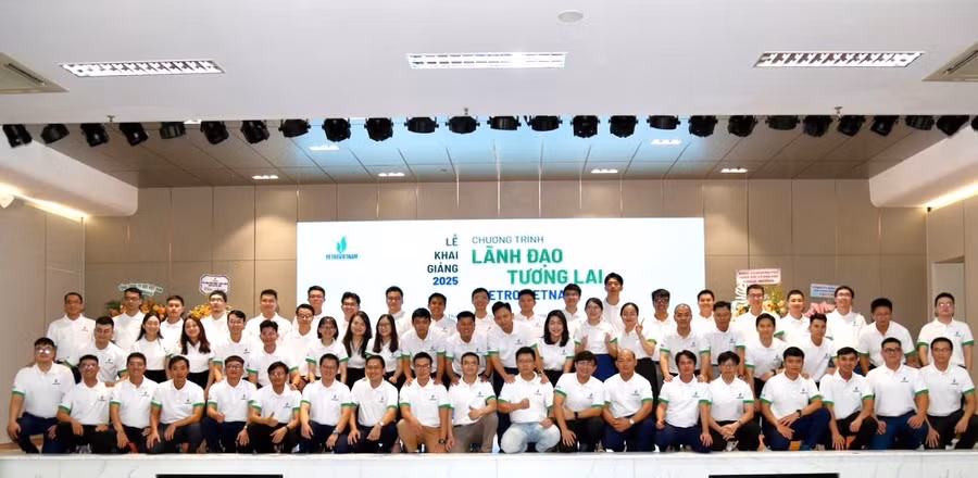 60 học viên khóa đầu tiên của chương trình “Lãnh đạo tương lai Petrovietnam”. Ảnh: BTC