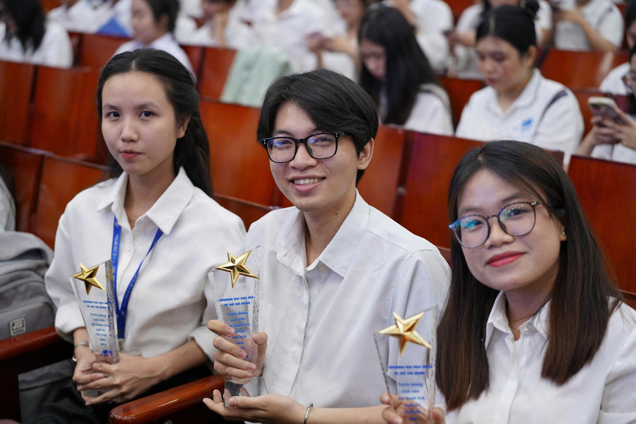 Những gương mặt sinh viên tiêu biểu đầy tự hào và hạnh phúc bên cạnh giải thưởng. Ảnh: OU z6798238574744-b34b63873f5233f883005a7ec0bdd9fb.jpg