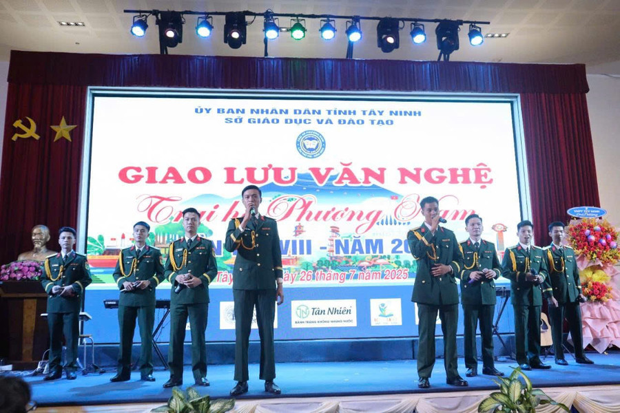 Tiết mục giao lưu văn nghệ tại trại hè. Ảnh: Trường THPT chuyên Hoàng Lê Kha z6848823673236-be20cd0aac0a0d46a72c5b6a0041e7cd.jpg