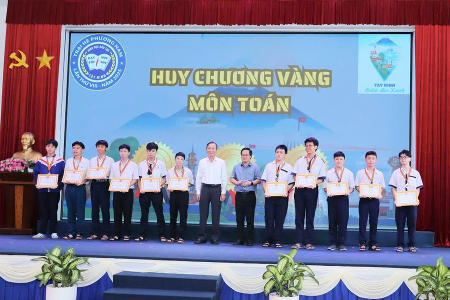 Trao tặng huy chương và giấy khen cho các em học sinh đạt huy chương vàng các bộ môn. Ảnh: Trường THPT chuyên Hoàng Lê Kha z6848823659754-fad54cc3a2679c69e29929f5d0e2d1cc.jpg