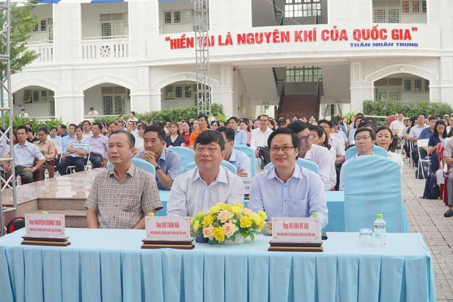 Các đại biểu tham dự lễ khai mạc trại hè. Ảnh: Trường THPT chuyên Hoàng Lê Kha z6848823654021-d73b367377766bb14104e459a4c985ff.jpg