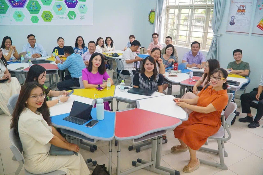 Các giáo viên tham gia hội thảo chuyên đề cho các bộ môn. Ảnh: Trường THPT chuyên Hoàng Lê Kha z6848823659649-9af7ca8344db5b5af3c3ef5506c96767.jpg