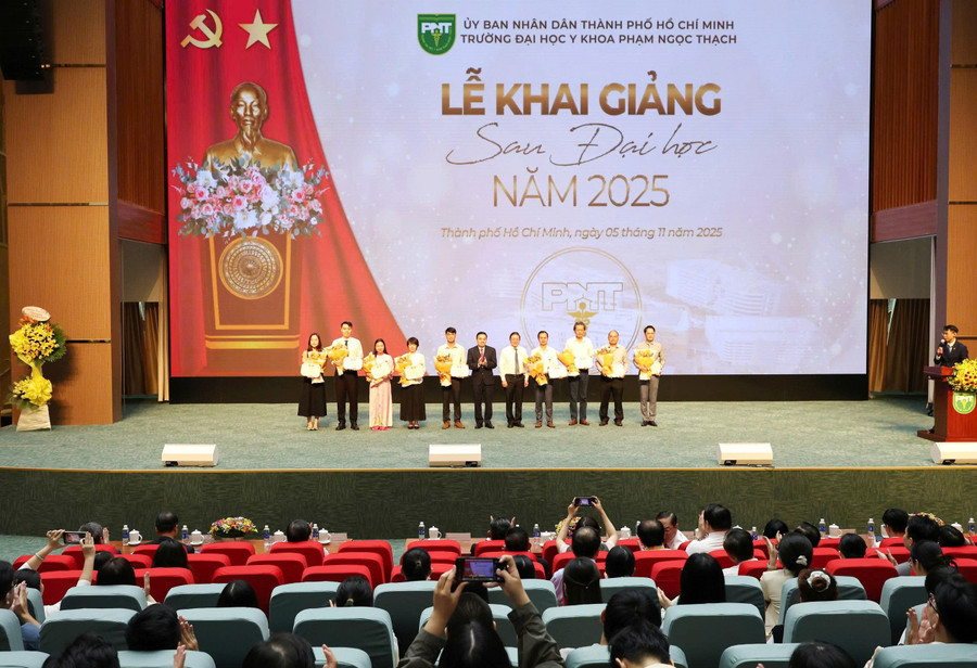 Các thủ khoa được vinh danh và trao tặng hoa tại buổi lễ.