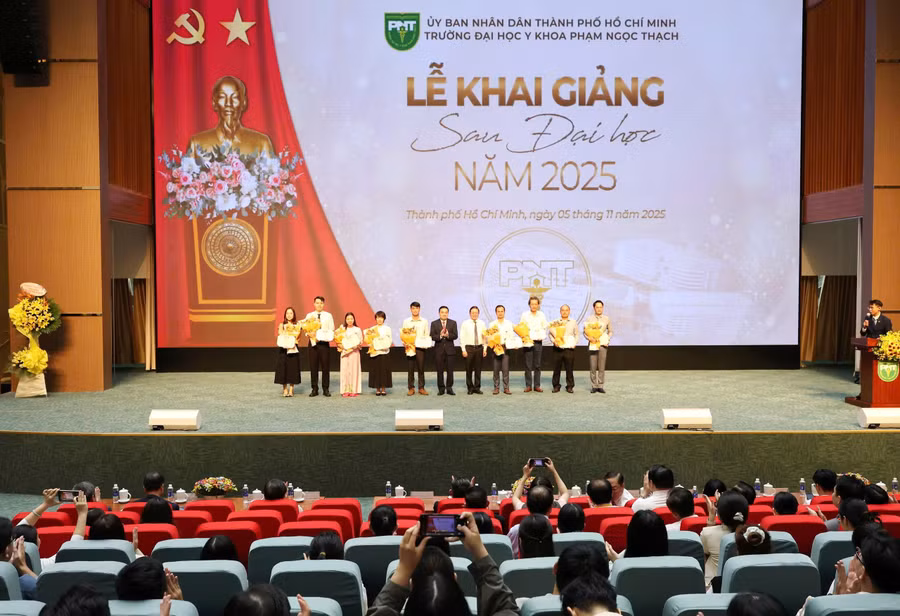 Các thủ khoa được vinh danh và trao tặng hoa tại buổi lễ.