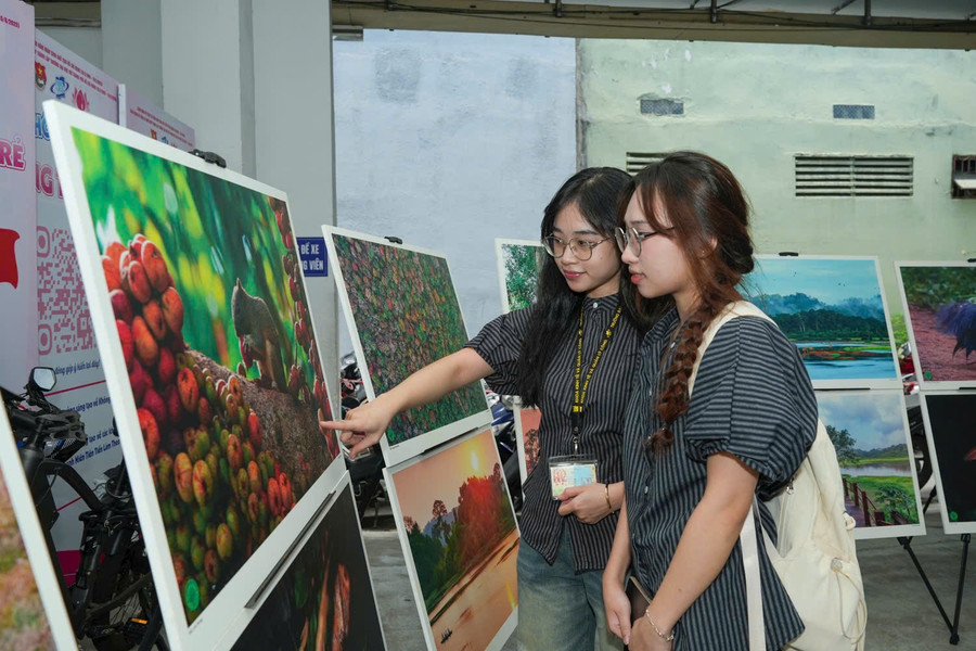 Hai nữ sinh viên tham quan triển lãm phối hợp cùng Vườn quốc gia Cát Tiên tại ngày hội. Ảnh: OU z6982614010476-df42803995a26cfa1d74df7bbbc25aaa.jpg