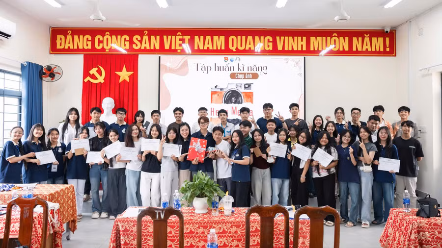 Các thành viên CLB truyền thông Hera Media (Trường THPT Phú Quốc) cùng chụp ảnh lưu niệm trong một hoạt động.