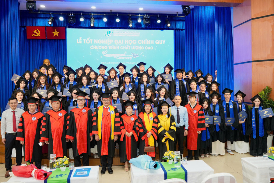 Các tân cử nhân chụp ảnh lưu niệm cùng thầy cô và Ban Giám hiệu nhà trường.