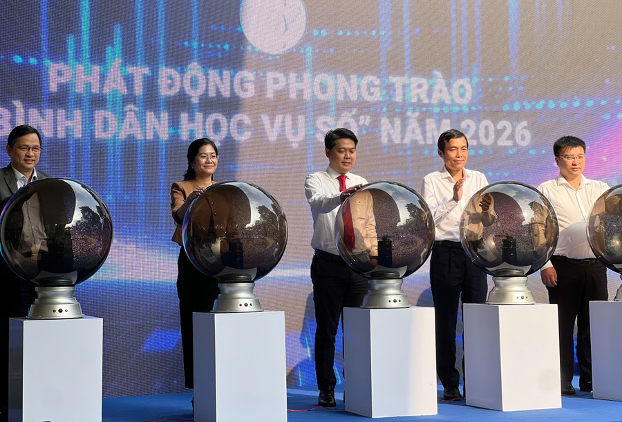 Lãnh đạo phường Xuân Hòa cùng đại biểu thực hiện nghi thức phát động phong trào “Bình dân học vụ số” năm 2026.