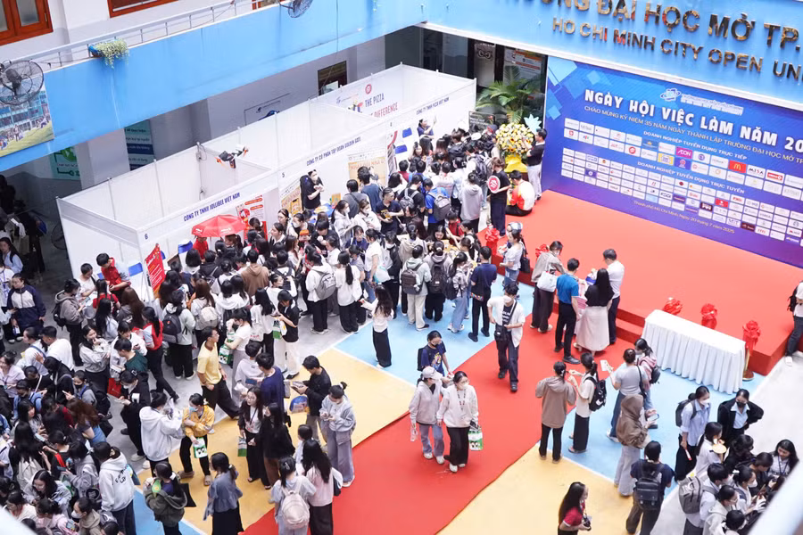 Ngày hội việc làm thu hút đông đảo học sinh, sinh viên tham dự. Ảnh: OU