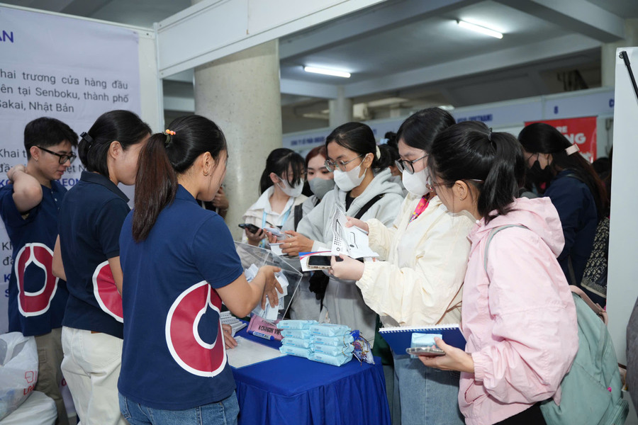 Ngày hội có 31 doanh nghiệp đến tuyển dụng trực tiếp. Ảnh: OU z6824059417636-0d8335fa5f6f6e5e857d8f314eac2409.jpg