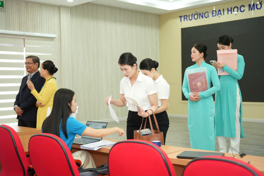 Sinh viên hào hứng với các cơ hội tuyển dụng trực tiếp với các doanh nghiệp tại ngày hội. Ảnh: OU z6824059437478-97ca16ffd365a272f10934354713e0a7.jpg
