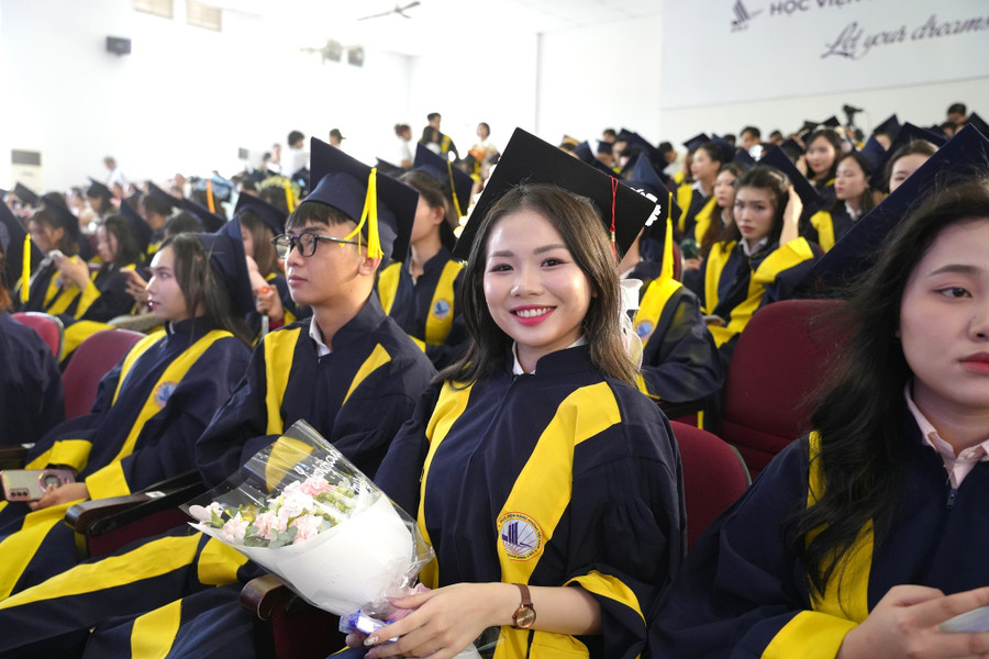 Students of the academy at the graduation ceremony. Photo: HVHK 500632070-1146491964171648-5455323430532091619-n.jpg