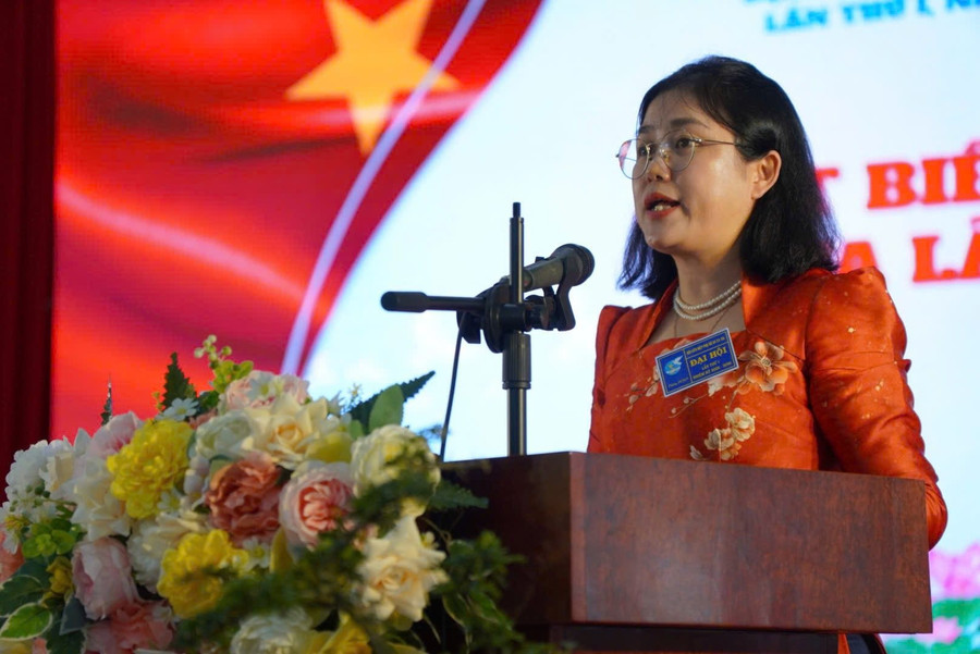 Bà Nguyễn Thị Kim Dung, Ủy viên Ban Thường vụ Hội LHPN tỉnh Đắk Lắk phát biểu tại hội nghị ở xã Ea Tul. Ảnh: T.Đ.D 560587710-2292706857834803-1001378073482431201-n.jpg