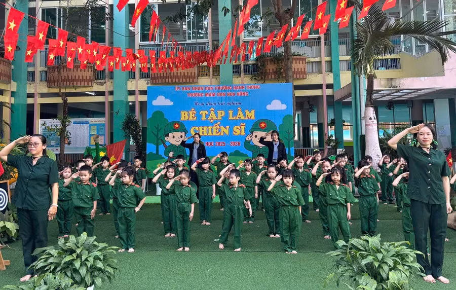 Các em học sinh biểu diễn tiết mục văn nghệ cùng các giáo viên tại trường.