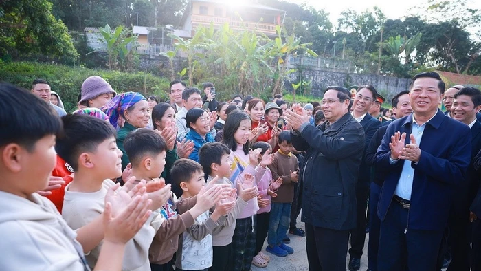Thủ tướng Phạm Minh Chính thăm, chúc Tết nhân dân Khu tái định cư Đông Khê, Cao Bằng. Ảnh: Dương Giang/TTXVN