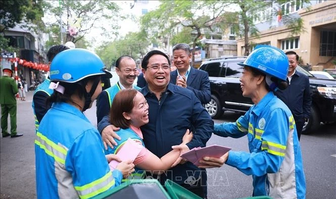 Thủ tướng Phạm Minh Chính thăm, chúc Tết công nhân vệ sinh môi trường tại Hà Nội