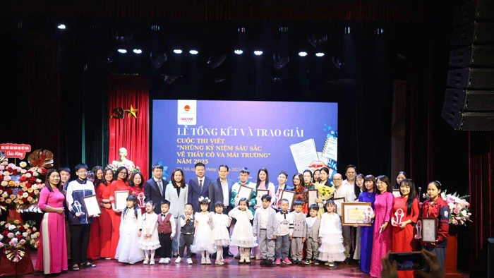 Trao giải cuộc thi 'Những kỷ niệm sâu sắc về thầy cô và mái trường' năm 2025