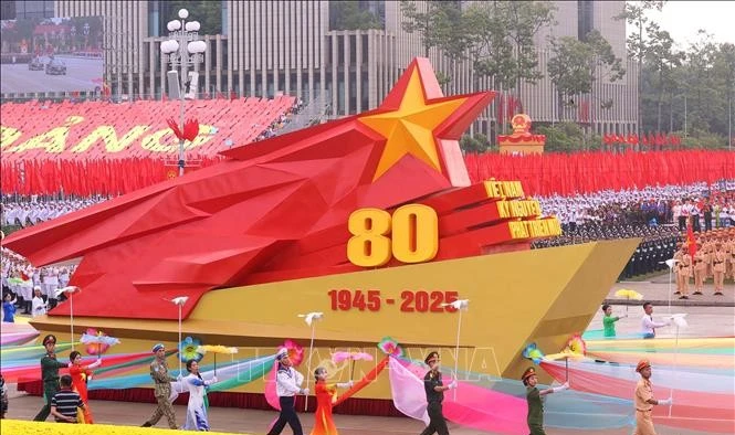 Xe mô hình biểu tượng 80 năm Ngày Cách mạng tháng Tám và Quốc khánh nước CHXHCN Việt Nam. Ảnh: Văn Điệp/TTXVN