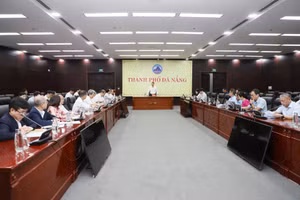 Ông Nguyễn Mạnh Hùng, Chủ tịch UBND TP Đà Nẵng chủ trì buổi làm việc với Đại học Đà Nẵng.