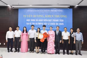 Em Cáp Kim Hoàng Bảo (cầm hoa), học sinh lớp 11A3, Trường THPT chuyên Lê Quý Đôn được UBND TP tặng Bằng khen.
