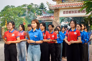 Đội tình nguyện Hoa phượng đỏ, Trường THPT Hoàng Hoa Thám (quận Sơn Trà, TP Đà Nẵng) dâng hương tưởng niệm tại Nghĩa trang Liệt sĩ Hòa Hải. 