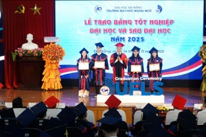 PGS.TS Nguyễn Văn Long, Hiệu trưởng Trường Đại học Ngoại ngữ, Đại học Đà Nẵng khen thưởng cho sinh viên tốt nghiệp loại xuất sắc.