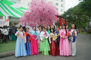 Học sinh, sinh viên Đà Nẵng trải nghiệm Hanbok tại ngày hội. 