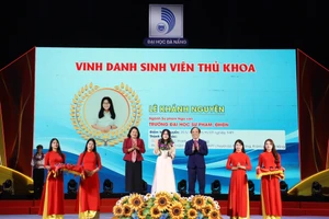 Vinh danh Thủ khoa là Chương trình truyền thống, thường niên của Đại học Đà Nẵng lan tỏa ý nghĩa khuyến học, khuyến tài.