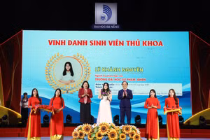 Vinh danh Thủ khoa là Chương trình truyền thống, thường niên của Đại học Đà Nẵng lan tỏa ý nghĩa khuyến học, khuyến tài.