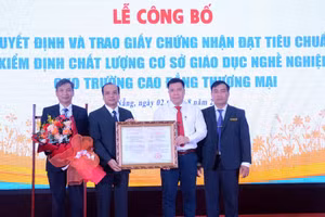 Trao quyết định và giấy chứng nhận đạt tiêu chuẩn kiểm định chất lượng cơ sở giáo dục nghề nghiệp cho Trường Cao đẳng Thương mại Đà Nẵng. 