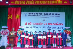 Trường Y Dược, Đại học Đà Nẵng tuyên dương sinh viên xuất sắc trong lễ trao bằng tốt nghiệp. 