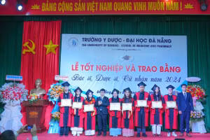 Trường Y Dược, Đại học Đà Nẵng tuyên dương sinh viên xuất sắc trong lễ trao bằng tốt nghiệp. 