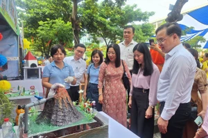 Các đại biểu tham dự Ngày hội học sinh tiểu học TP Đà Nẵng tham quan các sản phẩm STEM trưng bày tại các gian hàng.