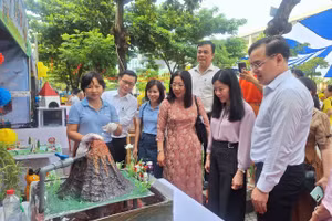 Các đại biểu tham dự Ngày hội học sinh tiểu học TP Đà Nẵng tham quan các sản phẩm STEM trưng bày tại các gian hàng. 