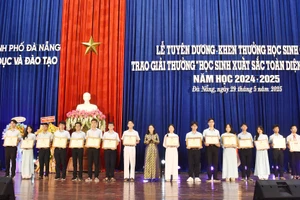 Bà Nguyễn Thị Anh Thi, Phó Chủ tịch UBND TP Đà Nẵng trao khen thưởng cho các học sinh có thành tích xuất sắc.