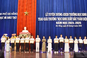 Bà Nguyễn Thị Anh Thi, Phó Chủ tịch UBND TP Đà Nẵng trao khen thưởng cho các học sinh có thành tích xuất sắc.