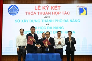 Đại diện Trường Đại học Bách khoa, Đại học Đà Nẵng ký kết hợp tác với Sở Xây dựng TP Đà Nẵng.