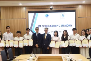 Đại diện Tập đoàn JFE (Nhật Bản) trao học bổng cho sinh viên Đại học Đà Nẵng.