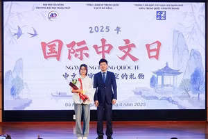 Ban tổ chức trao giải nhất cho thí sinh ở nội dung thi Lồng tiếng Trung Quốc.