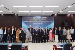 Các chuyên gia, nhà quản lý chụp ảnh lưu niệm tại hội thảo. 