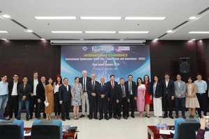 Các chuyên gia, nhà quản lý chụp ảnh lưu niệm tại hội thảo. 