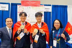 Huỳnh Huy Hưng và Nguyễn Nhật Tuấn Kiệt (ở giữa), tác giả của dự án TalkiEVBot - “Robot hỗ trợ giáo dục cho trẻ em rối loạn lời nói”. 