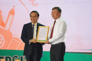 Đại diện Trường Đại học Đông Á trao số tiền vận động ủng hộ đồng bào các tỉnh miền Bắc bị ảnh hưởng bởi cơn bão số 3 thông qua Mặt trận tổ quốc TP Đà Nẵng. 