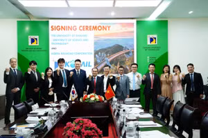 Đại diện Trường Đại học Bách khoa, Đại học Đà Nẵng và Tổng Công ty Đường sắt Hàn Quốc tham dự lễ ký kết hợp tác. 