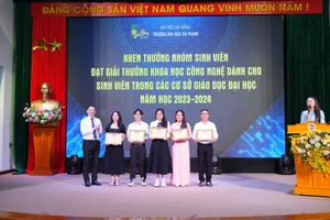 Trường Đại học Sư phạm, Đại học Đà Nẵng khen thưởng SV đạt giải thưởng Khoa học công nghệ năm học 2023 - 2024.