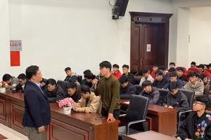 Sinh viên được giải đáp các thắc mắc về cách đặt câu lệnh khi sử dụng AI trong lĩnh vực kỹ thuật.